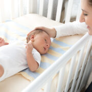 Εκπαίδευση ύπνου σε «πεισματάρικο» μωρό: 6 πρακτικές στρατηγικές για να κοιμάται καλύτερα