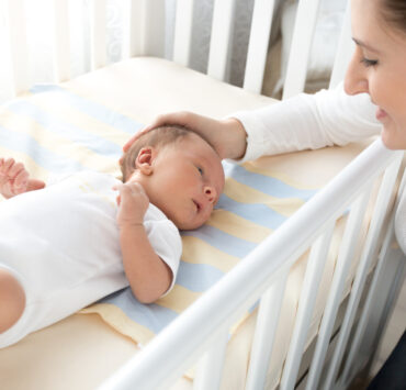 Εκπαίδευση ύπνου σε «πεισματάρικο» μωρό: 6 πρακτικές στρατηγικές για να κοιμάται καλύτερα