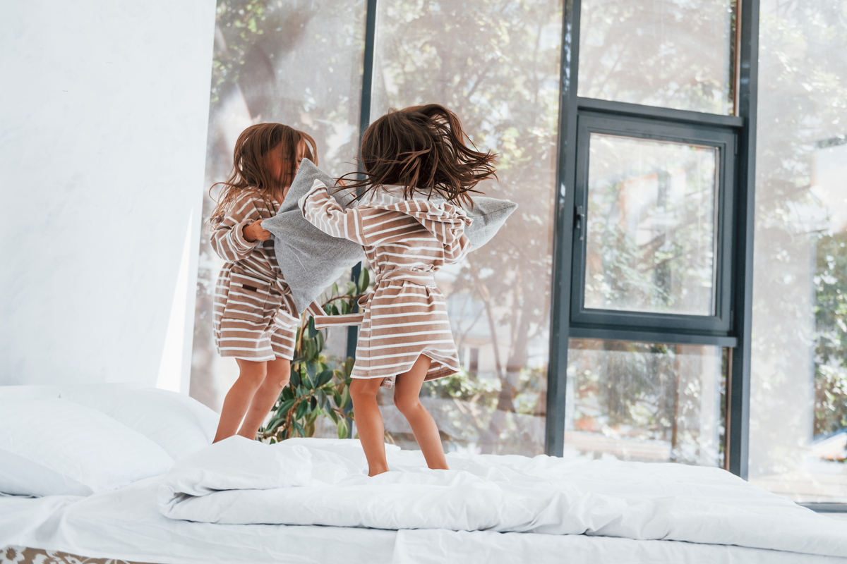 Πώς να βοηθήσετε το παιδί να ξυπνάει χαρούμενο: 4 επιστημονικά tips για ένα πρωινό που λειτουργεί