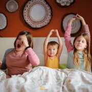 Πώς να βοηθήσετε το παιδί να ξυπνάει χαρούμενο: 4 επιστημονικά tips για ένα πρωινό που λειτουργεί