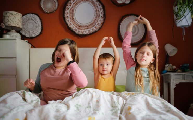 Πώς να βοηθήσετε το παιδί να ξυπνάει χαρούμενο: 4 επιστημονικά tips για ένα πρωινό που λειτουργεί