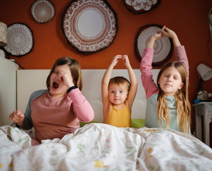 Πώς να βοηθήσετε το παιδί να ξυπνάει χαρούμενο: 4 επιστημονικά tips για ένα πρωινό που λειτουργεί