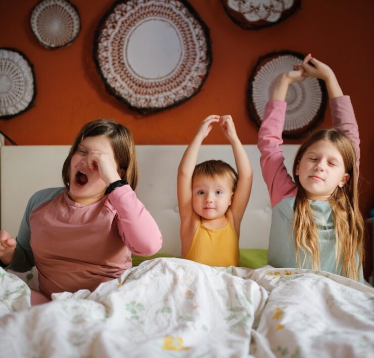 Πώς να βοηθήσετε το παιδί να ξυπνάει χαρούμενο: 4 επιστημονικά tips για ένα πρωινό που λειτουργεί