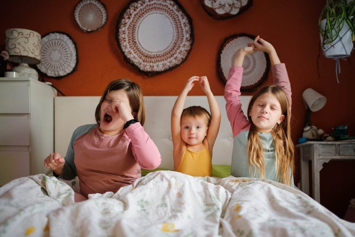 Πώς να βοηθήσετε το παιδί να ξυπνάει χαρούμενο: 4 επιστημονικά tips για ένα πρωινό που λειτουργεί