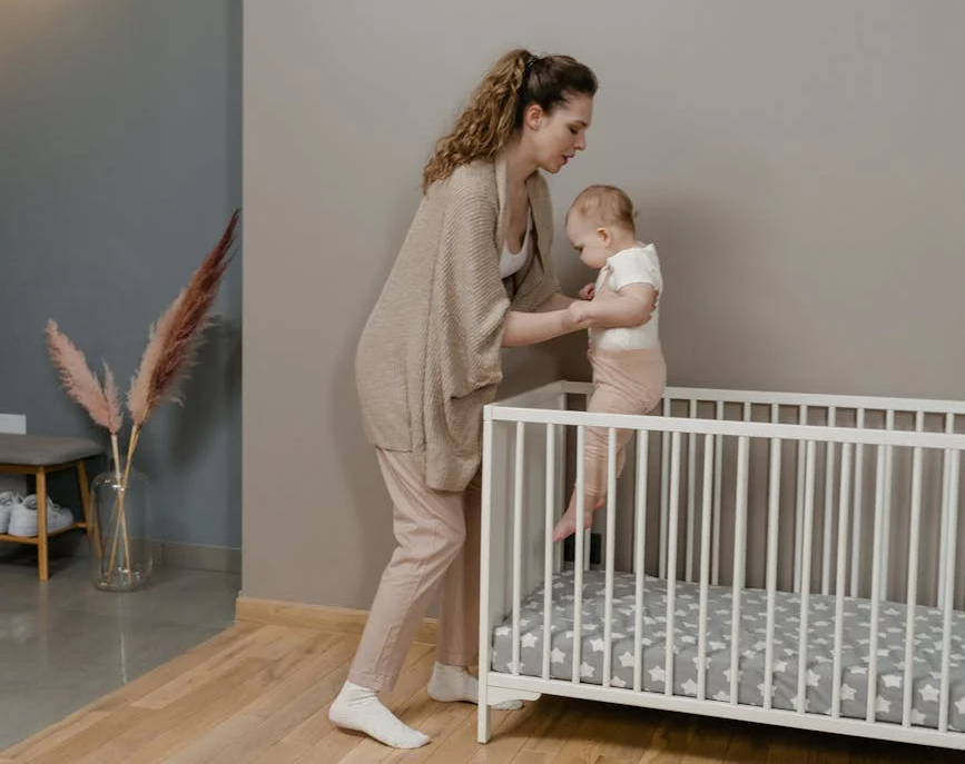 Πότε και πώς να κάνετε τη μετάβαση από την κούνια στο παιδικό κρεβάτι