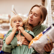 Γιατί τα παιδιά γκρινιάζουν, επιμένουν και παραπονιούνται — και πώς να το σταματήσετε με 4 απλά βήματα