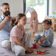 Πριν πειθαρχήσετε ένα παιδί: η κρίσιμη αλήθεια που αλλάζει τον τρόπο που βλέπετε τη συμπεριφορά του