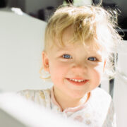 Πότε και πώς να κάνετε τη μετάβαση από την κούνια στο παιδικό κρεβάτι