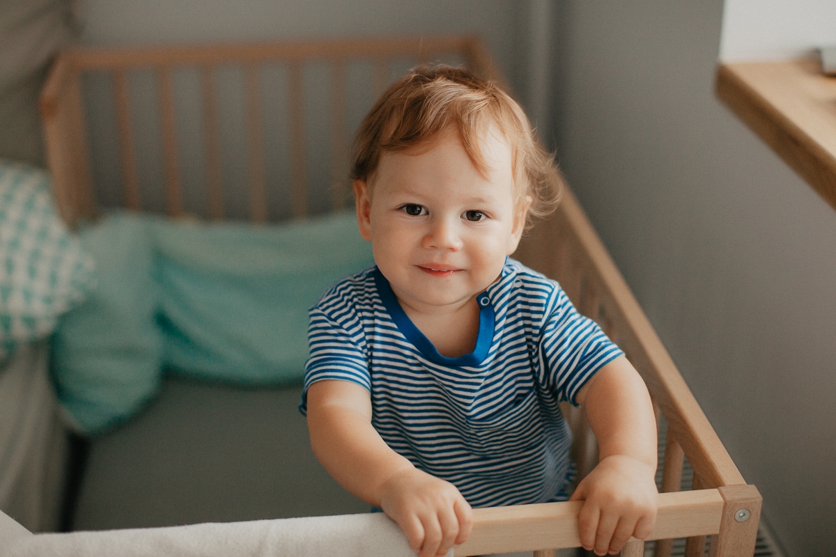 Πότε και πώς να κάνετε τη μετάβαση από την κούνια στο παιδικό κρεβάτι