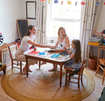 Μοντεσσόρι στο σπίτι: Πώς να δημιουργήσετε ένα «προετοιμασμένο περιβάλλον» που καλλιεργεί ανεξαρτησία