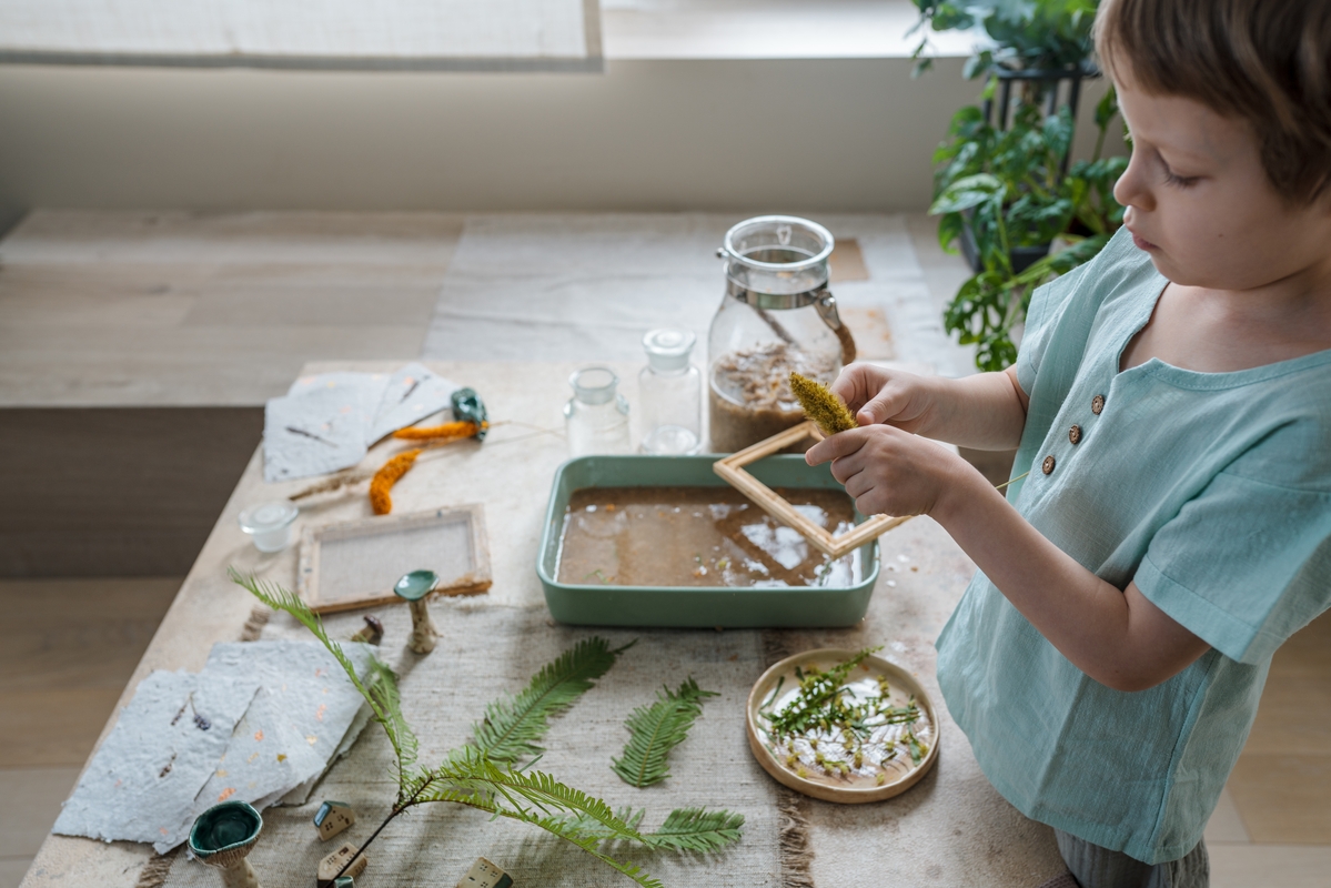 Μοντεσσόρι στο σπίτι: Πώς να δημιουργήσετε ένα «προετοιμασμένο περιβάλλον» που καλλιεργεί ανεξαρτησία