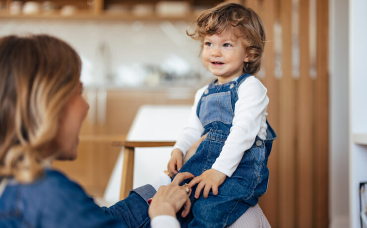9 πράγματα που τα νήπια ήδη καταλαβαίνουν (αλλά μερικές φορές κάνουν πως όχι) – και πώς να το χειριστείτε με ηρεμία