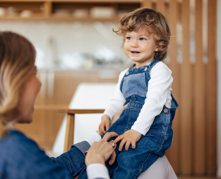 9 πράγματα που τα νήπια ήδη καταλαβαίνουν (αλλά μερικές φορές κάνουν πως όχι) – και πώς να το χειριστείτε με ηρεμία