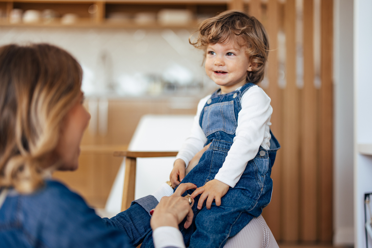 9 πράγματα που τα νήπια ήδη καταλαβαίνουν (αλλά μερικές φορές κάνουν πως όχι) – και πώς να το χειριστείτε με ηρεμία