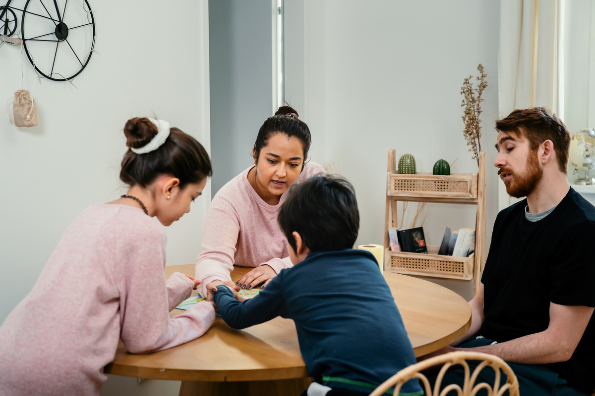 Τέλος στις συγκρούσεις δύναμης: Πώς να κάνετε τα παιδιά να σας ακούν (με 2 απλά βήματα)