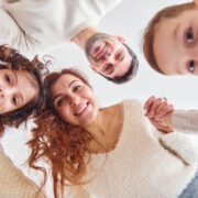 Τέλος στις συγκρούσεις δύναμης: Πώς να κάνετε τα παιδιά να σας ακούν (με 2 απλά βήματα)