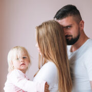 Velcro Baby: Ο απόλυτος οδηγός επιβίωσης για γονείς με «κολλημένο» μωρό