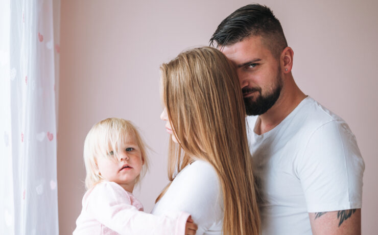 Velcro Baby: Ο απόλυτος οδηγός επιβίωσης για γονείς με «κολλημένο» μωρό