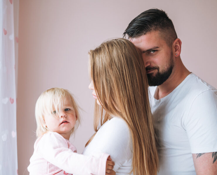 Velcro Baby: Ο απόλυτος οδηγός επιβίωσης για γονείς με «κολλημένο» μωρό