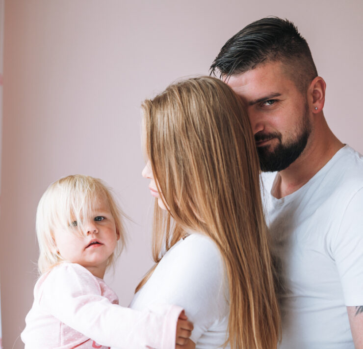 Velcro Baby: Ο απόλυτος οδηγός επιβίωσης για γονείς με «κολλημένο» μωρό