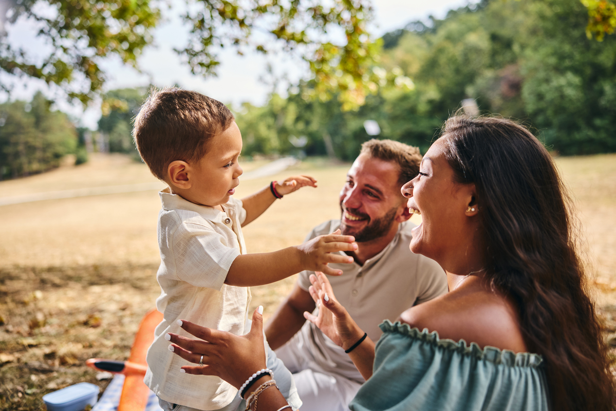 Velcro Baby: Ο απόλυτος οδηγός επιβίωσης για γονείς με «κολλημένο» μωρό