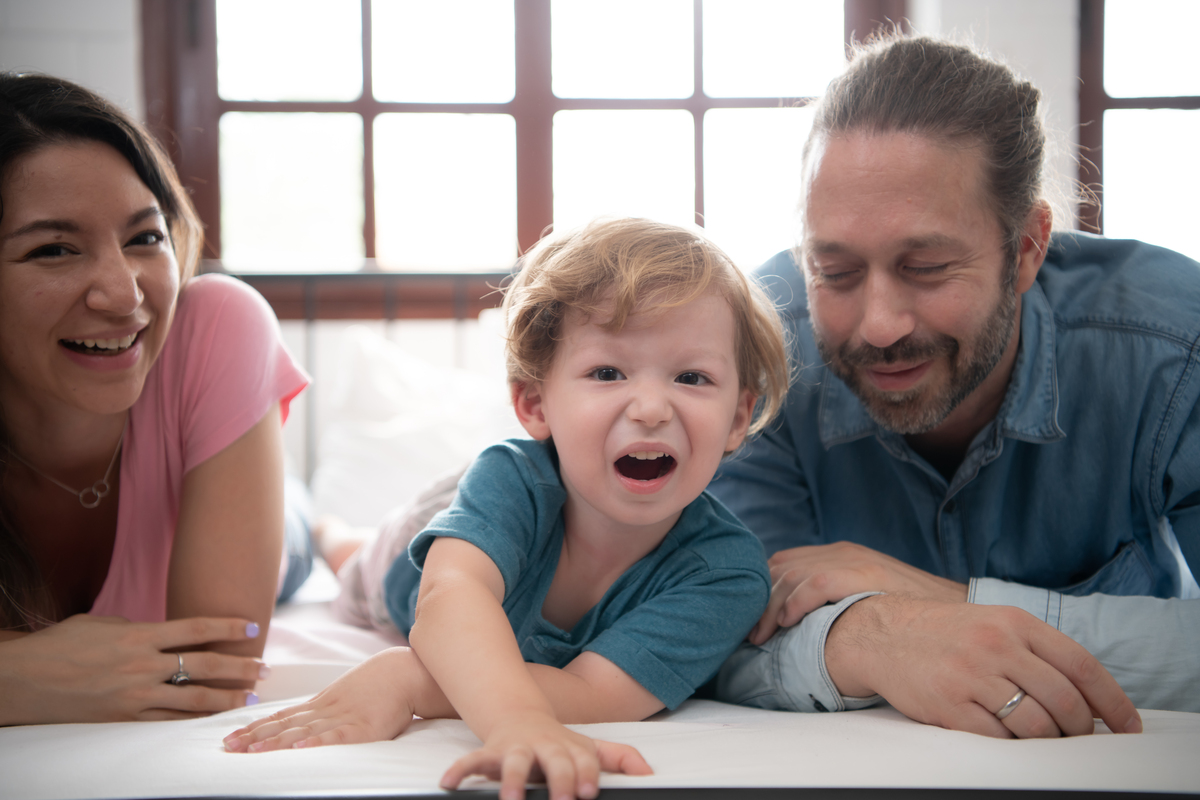 Velcro Baby: Ο απόλυτος οδηγός επιβίωσης για γονείς με «κολλημένο» μωρό