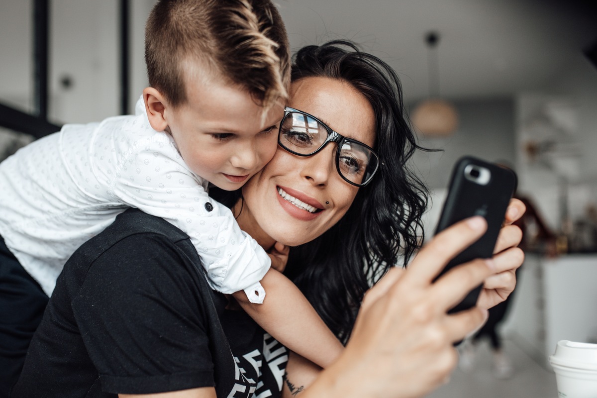 Γιατί τα parenting reels μπορεί να αυξάνουν το άγχος σου – και πώς να ξαναεμπιστευτείς τον εαυτό σου