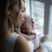 Σύνδεση με το μωρό: πότε καθυστερεί και πότε ζητάμε βοήθεια