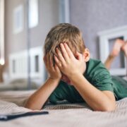 Πώς να βοηθήσετε ένα παιδί που είναι πολύ σκληρό με τον εαυτό του