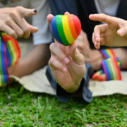 5 ουσιαστικοί τρόποι για να στηρίξετε το LGBTQ+ παιδί σας