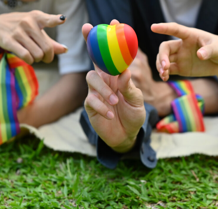 5 ουσιαστικοί τρόποι για να στηρίξετε το LGBTQ+ παιδί σας