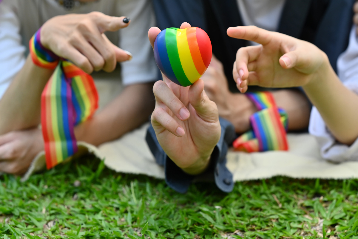 5 ουσιαστικοί τρόποι για να στηρίξετε το LGBTQ+ παιδί σας