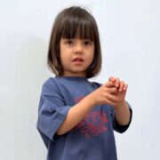 Milk Teeth: Πώς η baggy, πολύχρωμη αισθητική έγινε η νέα «στολή» των cool νηπίων
