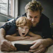 Γιατί ο τερματισμός του screen time μπορεί να προκαλεί «εκρήξεις» στα παιδιά – και τι λένε οι ειδικοί
