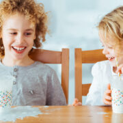 Dirty sodas: Η viral τάση με αναψυκτικά «φορτωμένα» με σιρόπια και κρέμες που ανησυχεί γιατρούς και γονείς