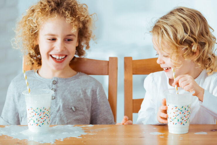 Dirty sodas: Η viral τάση με αναψυκτικά «φορτωμένα» με σιρόπια και κρέμες που ανησυχεί γιατρούς και γονείς