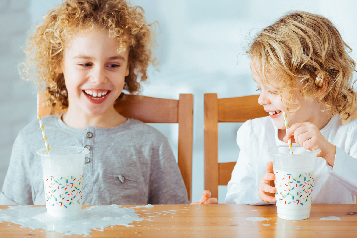 Dirty sodas: Η viral τάση με αναψυκτικά «φορτωμένα» με σιρόπια και κρέμες που ανησυχεί γιατρούς και γονείς