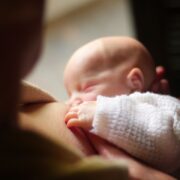 Μελέτη: Θηλασμός έως 6 μήνες συνδέεται με μειωμένα συμπτώματα ΔΕΠΥ