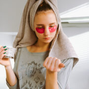 Τα beauty supplements είναι δημοφιλή, αλλά οι ειδικοί εξετάζουν αν είναι ασφαλή για εφήβους.