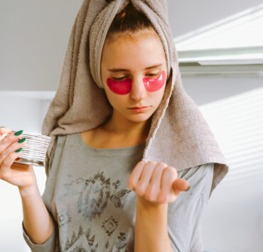 Τα beauty supplements είναι δημοφιλή, αλλά οι ειδικοί εξετάζουν αν είναι ασφαλή για εφήβους.