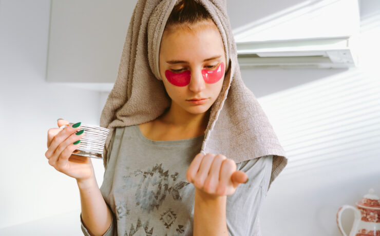 Τα beauty supplements είναι δημοφιλή, αλλά οι ειδικοί εξετάζουν αν είναι ασφαλή για εφήβους.