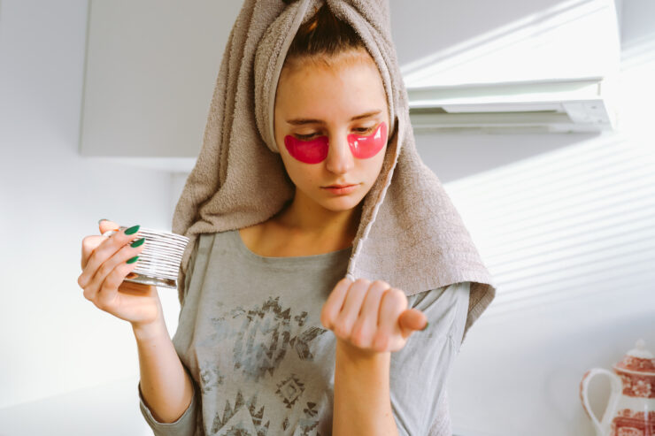 Τα beauty supplements είναι δημοφιλή, αλλά οι ειδικοί εξετάζουν αν είναι ασφαλή για εφήβους.