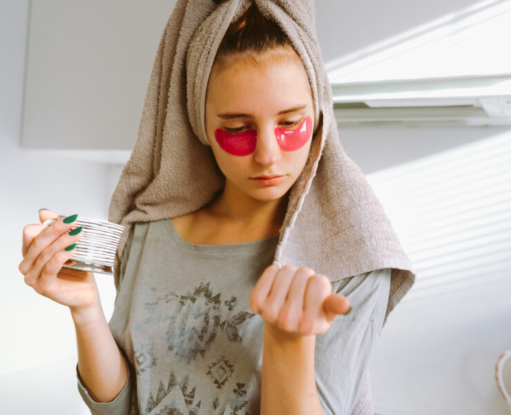 Τα beauty supplements είναι δημοφιλή, αλλά οι ειδικοί εξετάζουν αν είναι ασφαλή για εφήβους.