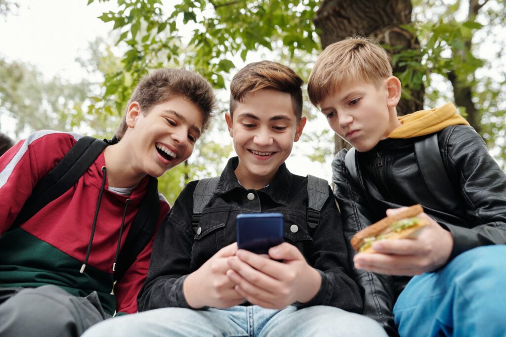 Μελέτη: λιγότερα social media βελτιώνουν τον ύπνο και τη συγκέντρωση των εφήβων