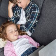 «Μαμά, βαριέμαι!» Γιατί δεν χρειάζεται να βρίσκουμε πάντα κάτι να κάνει το παιδί
