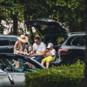 Ανακαλύψτε τα απαραίτητα που πρέπει να έχετε στο αυτοκίνητο για ασφαλή και άνετα οικογενειακά ταξίδια, ειδικά όταν έχετε παιδιά μαζί σας.